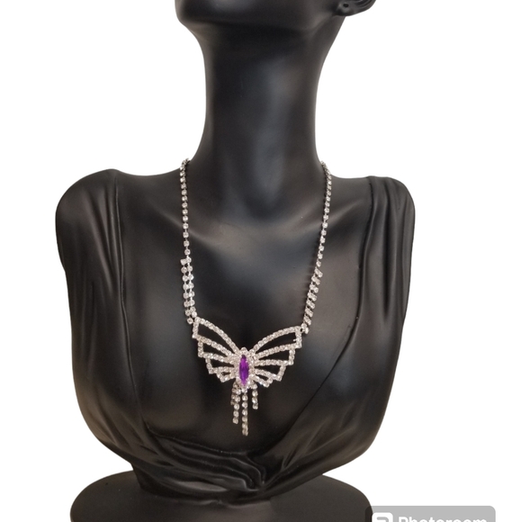 BEAUTIFUL DAINTY SILVERTONE & AUSTRIAN CRYSTAL OPEN DESIGN BUTTERFLY NECKLACE - Picture 2 of 6